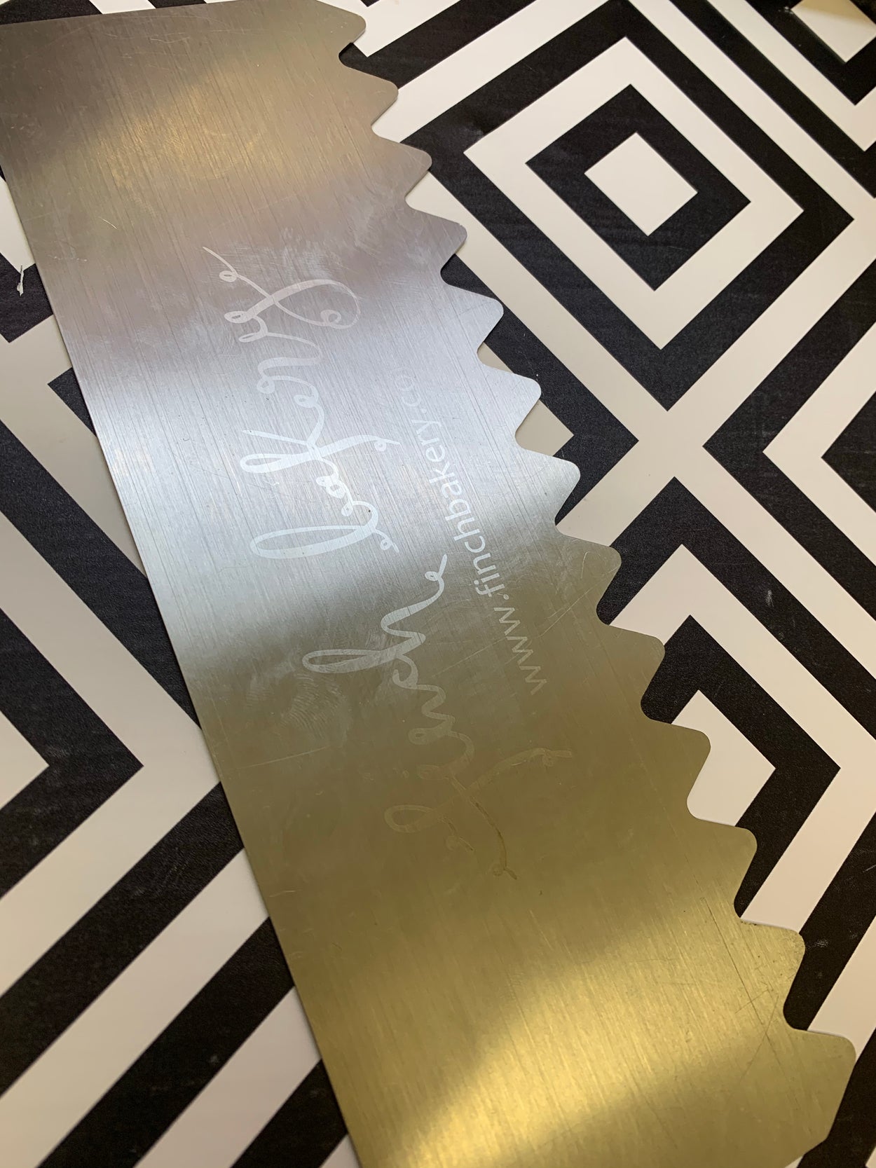 Demi Wave Scraper